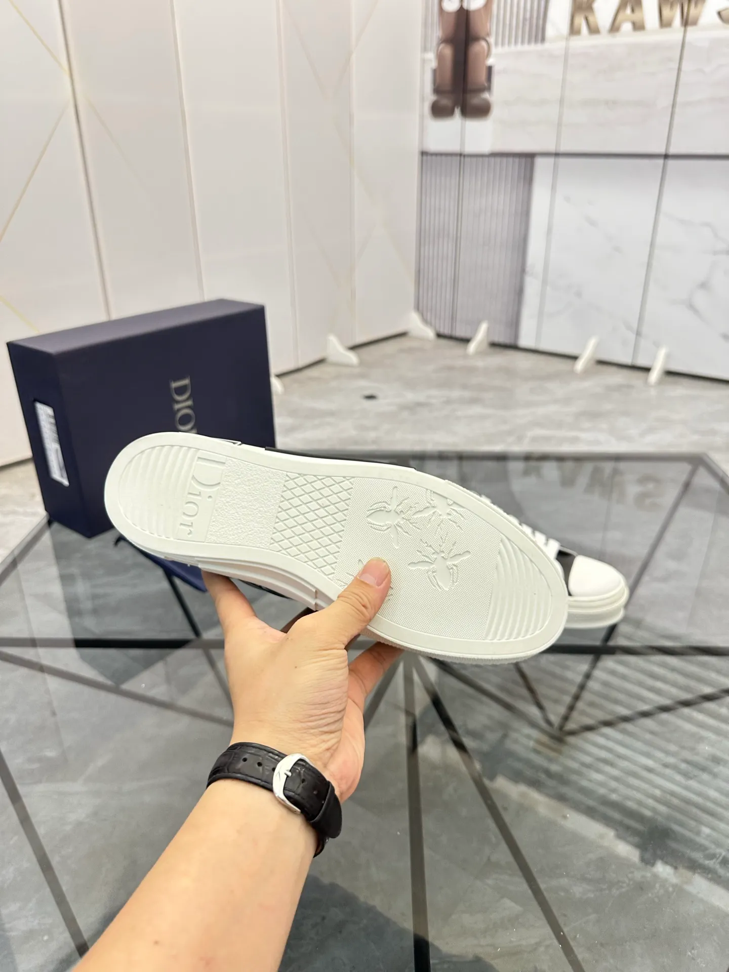 Selling men's shoes 💰: 💰P400¥ Product trademark: Dio* "Dior*" low-top casual shoes Regular size: 36-45 (can be customized to 46) Couple style B23 Product materials: Upper imported original fabric, breathable lining, original outsole. No.: 007